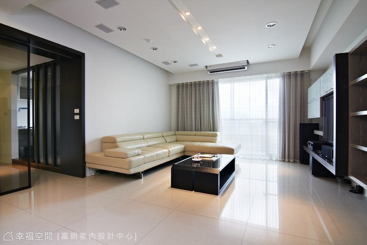 餐廳望向客廳