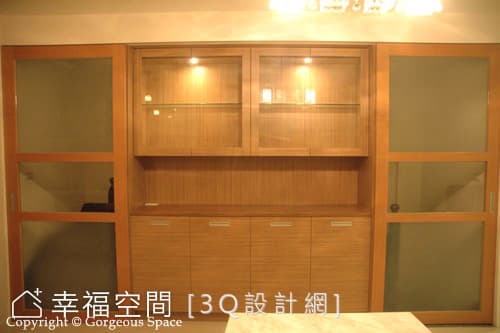 餐廳望向樓梯