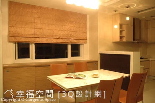 餐廳望向吧台