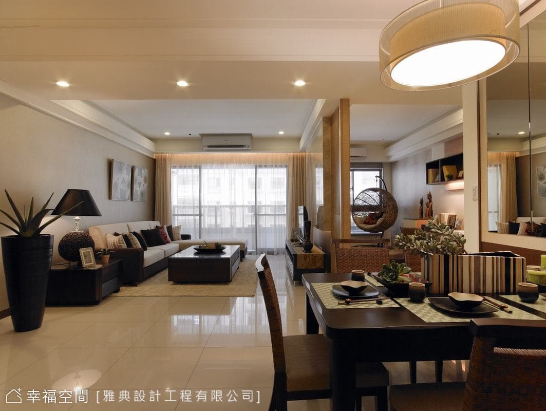 餐廳望向客廳