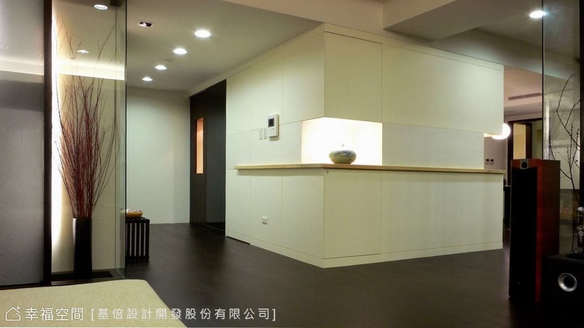 從客廳望向玄關