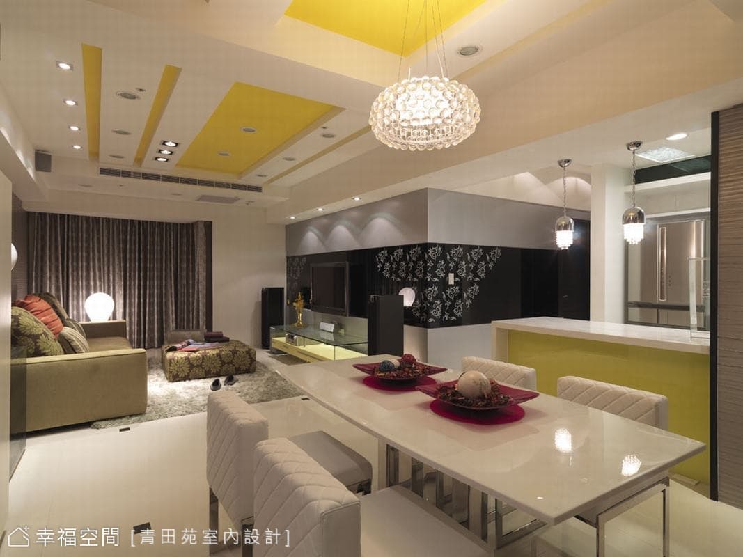 餐廳望向客廳