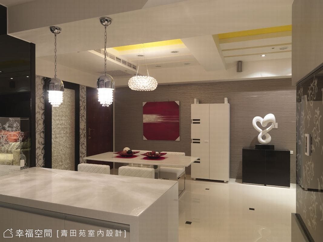 吧台望向餐廳