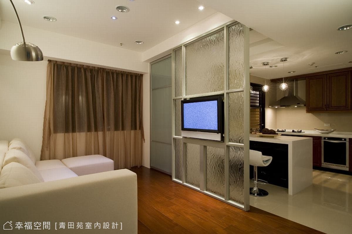 起居室望向廚房
