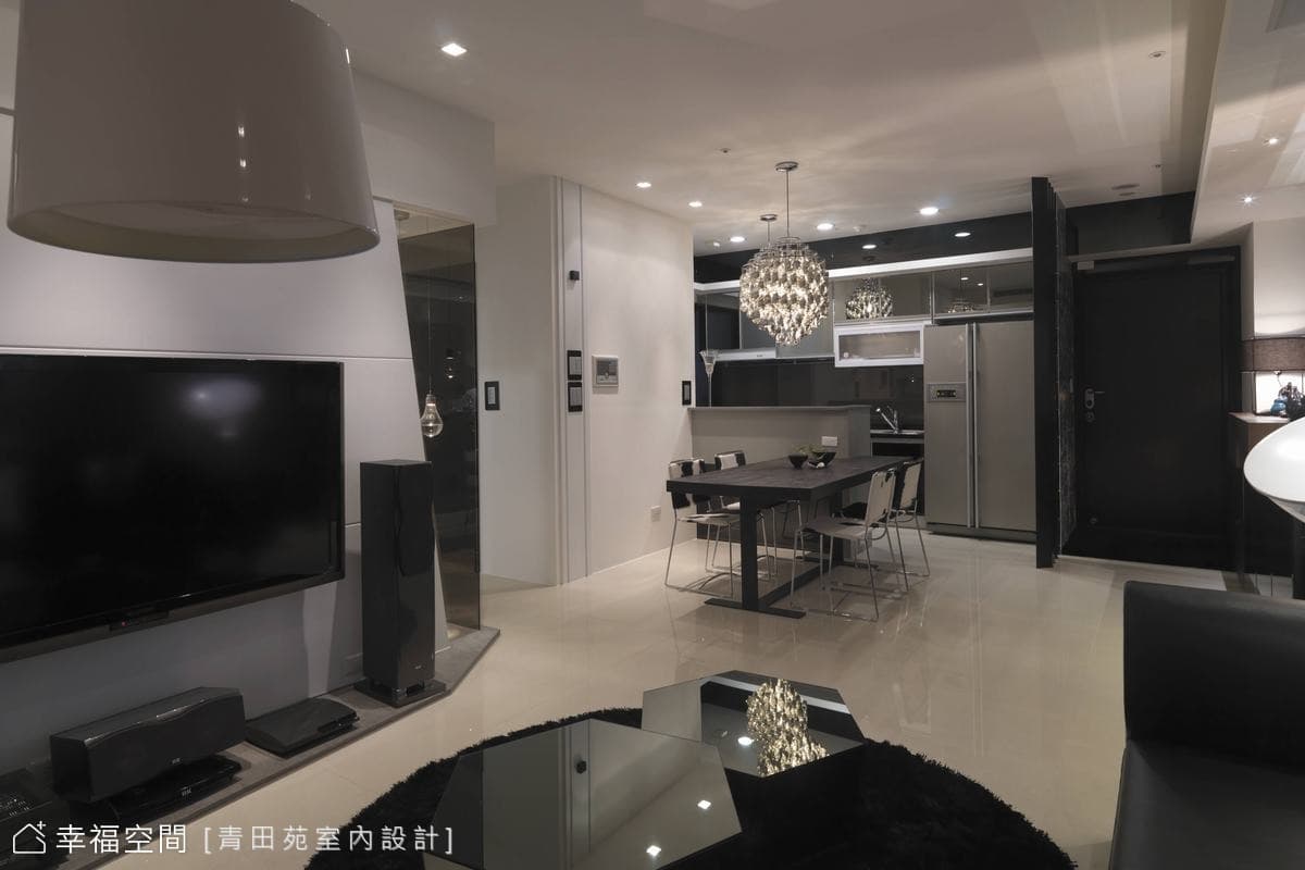客廳望向餐廳