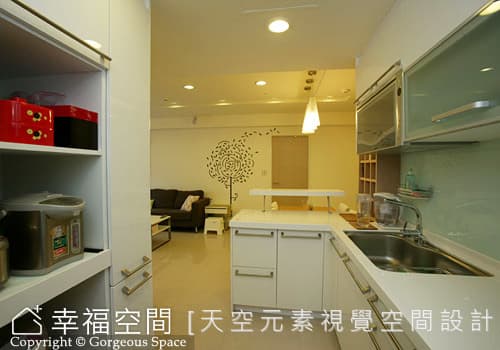 廚房望向客廳