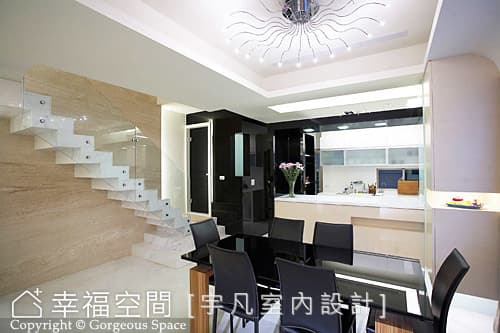 餐廳望向廚房