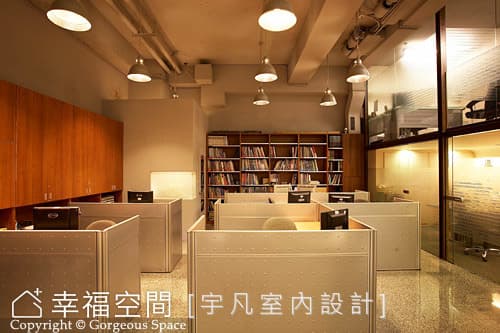 辦公區望向主管辦公室