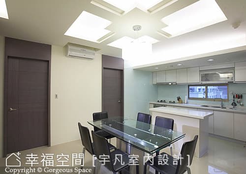 餐廳望向廚房