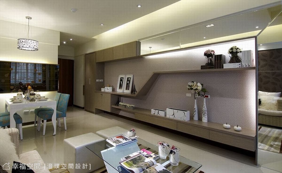客廳望向餐廳