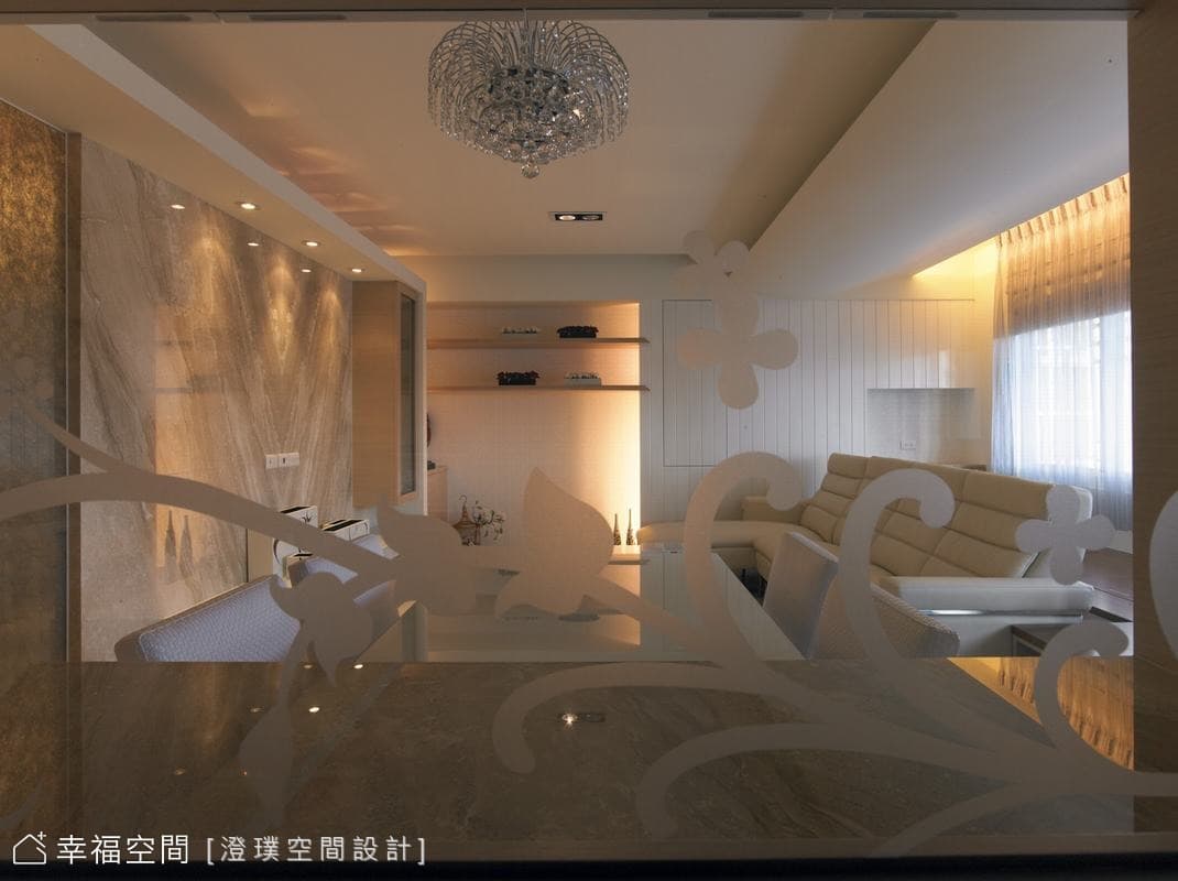 廚房望向餐廳