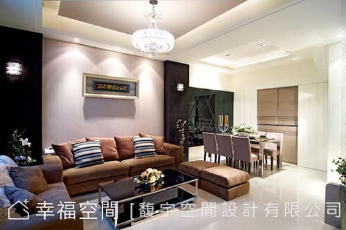 客廳望向餐廳