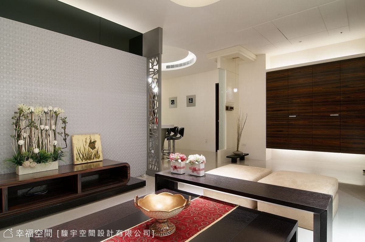 客廳望向玄關