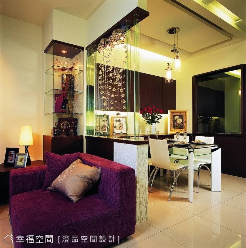 客廳望向餐廳