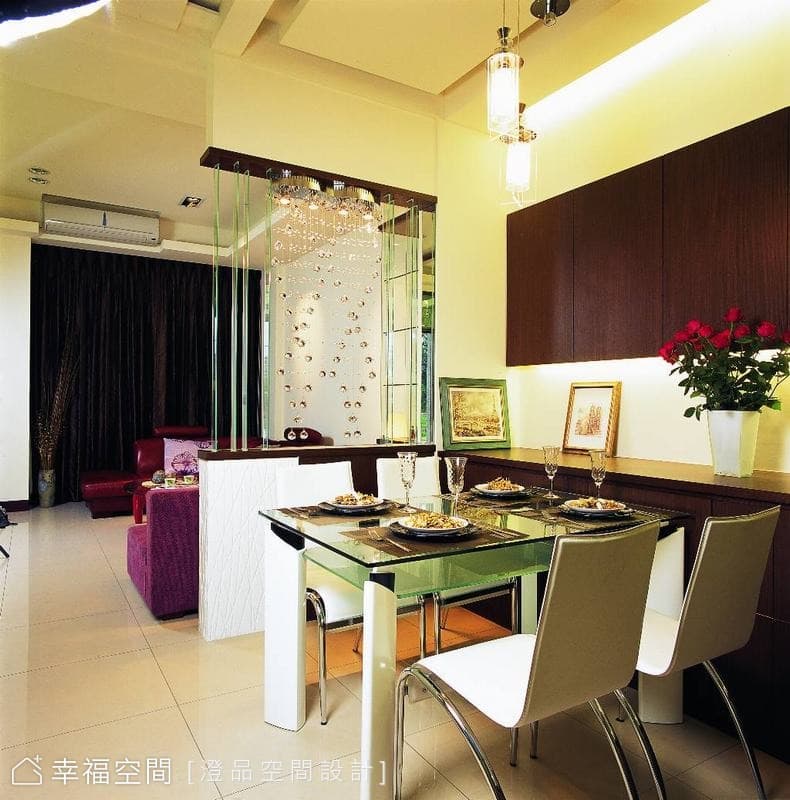 餐廳望向客廳
