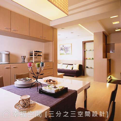 餐廳望向客廳