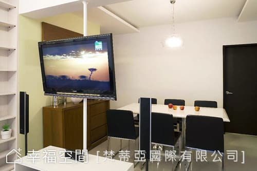 客廳望向餐廳