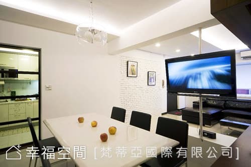 餐廳望向客廳