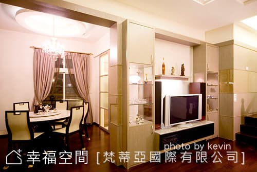 客廳望向餐廳