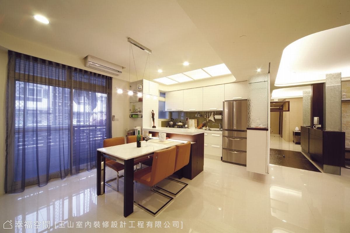 餐廳望向廚房