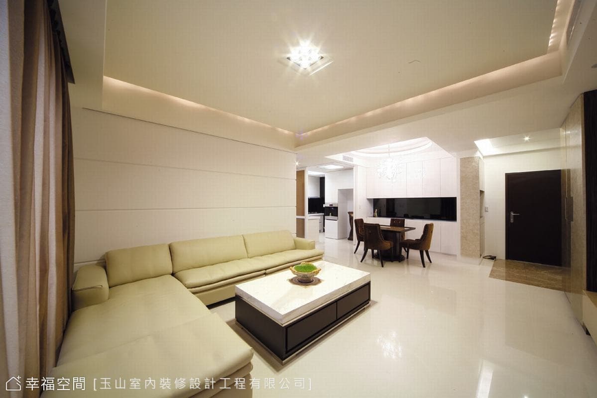 客廳望向餐廳