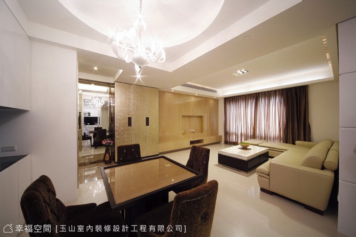 餐廳望向客廳