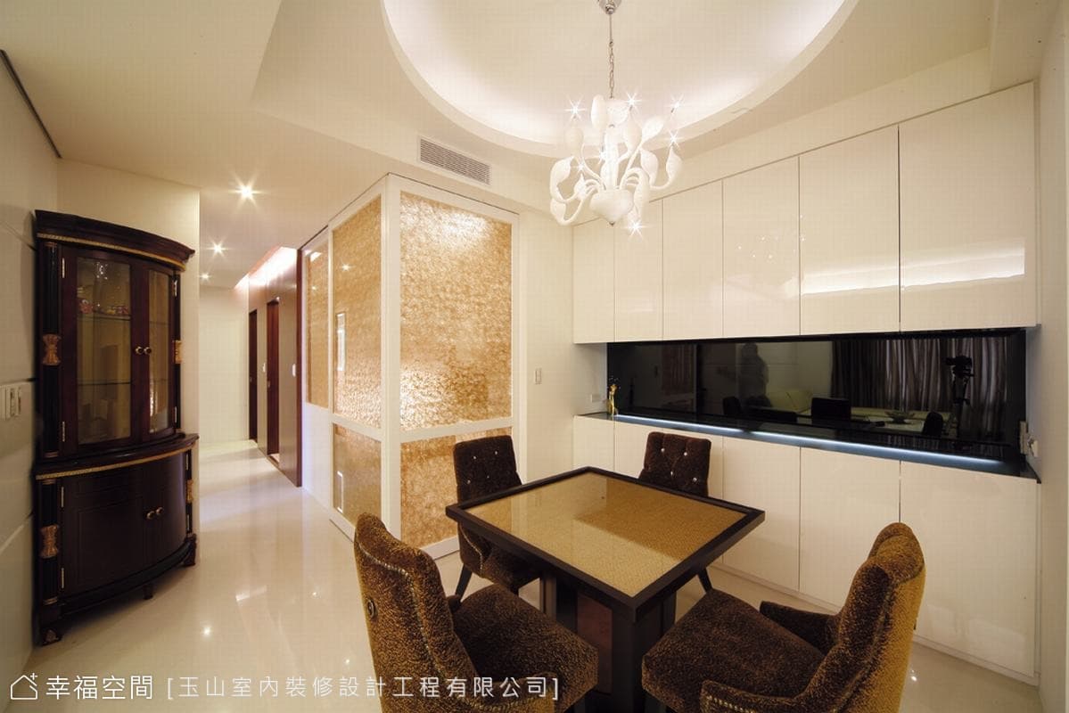 餐廳望向廚房