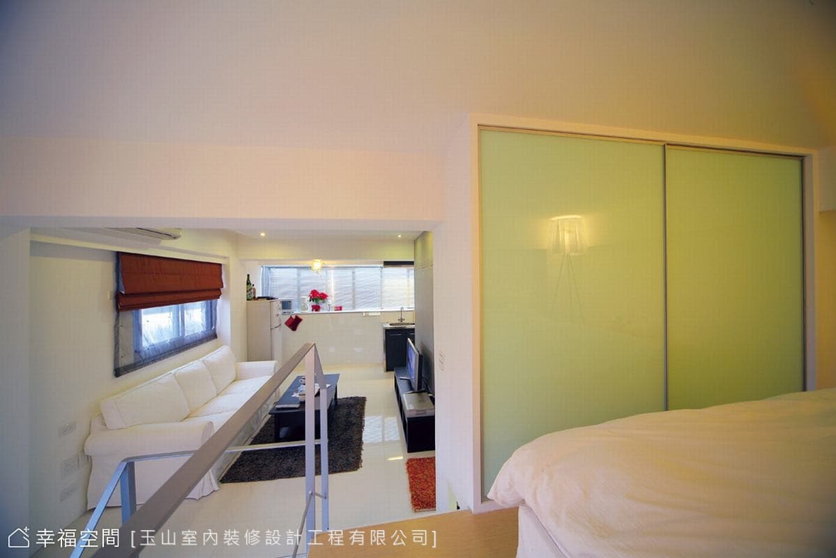 主臥望向客廳