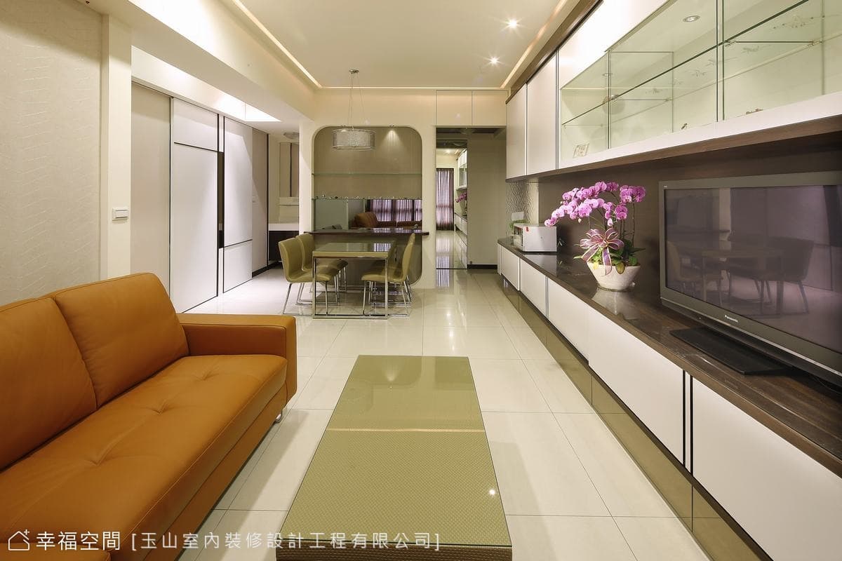 客廳望向餐廳