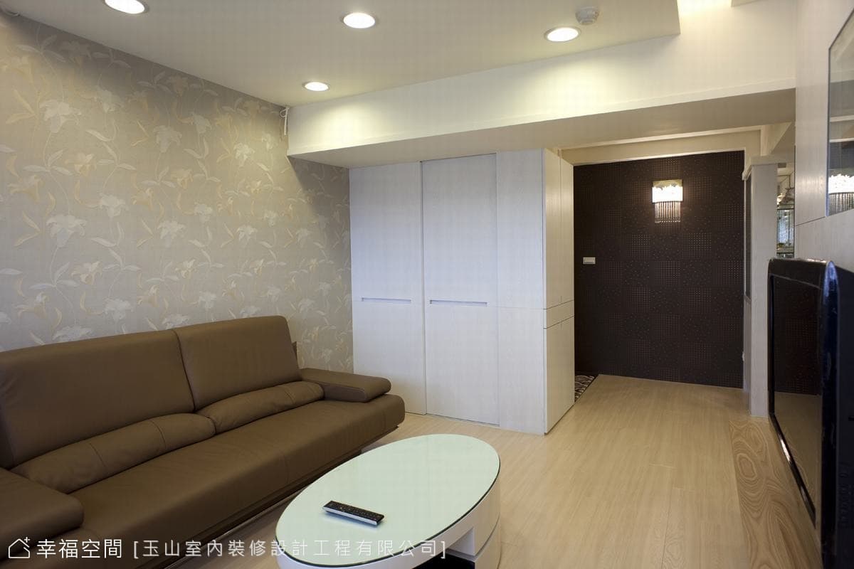 客廳望向玄關