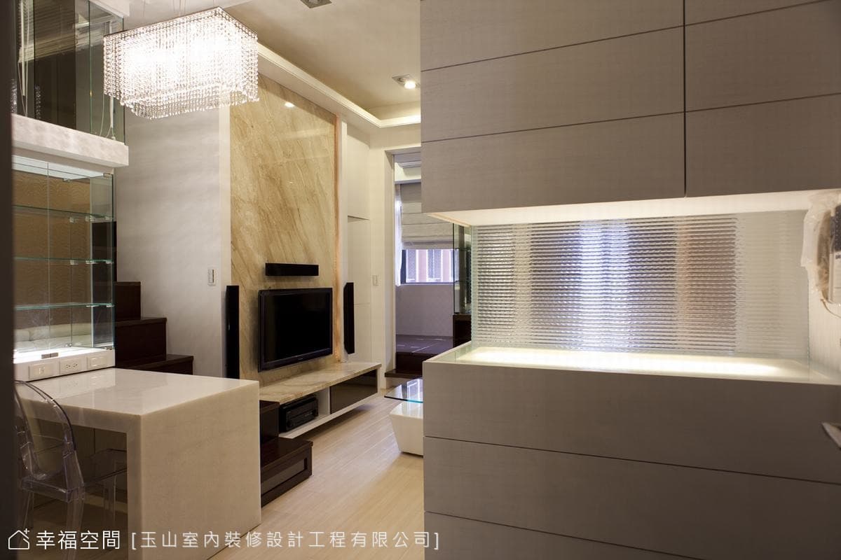 玄關望向客廳