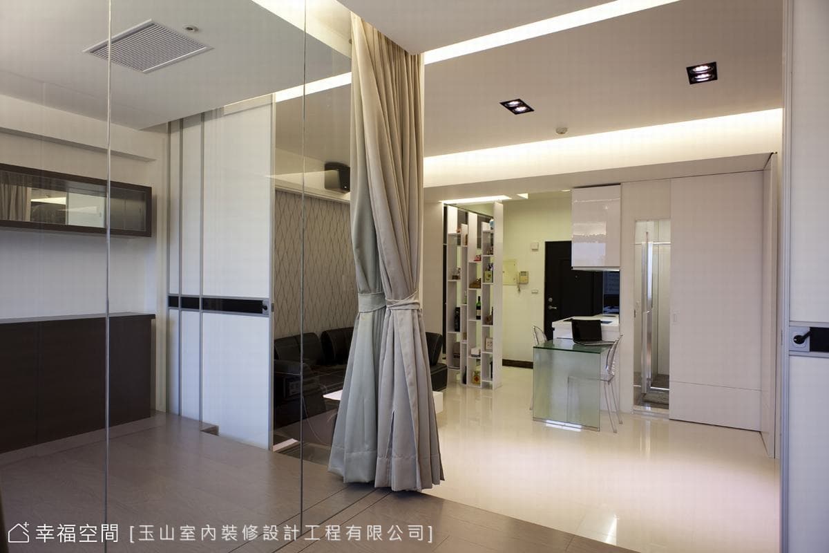 客臥望向主臥