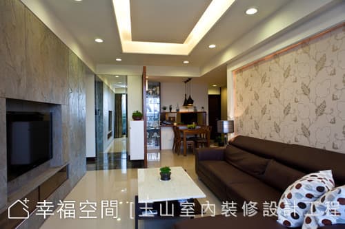 客廳面向餐廳