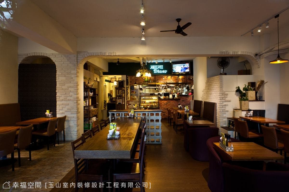 用餐區望向廚房