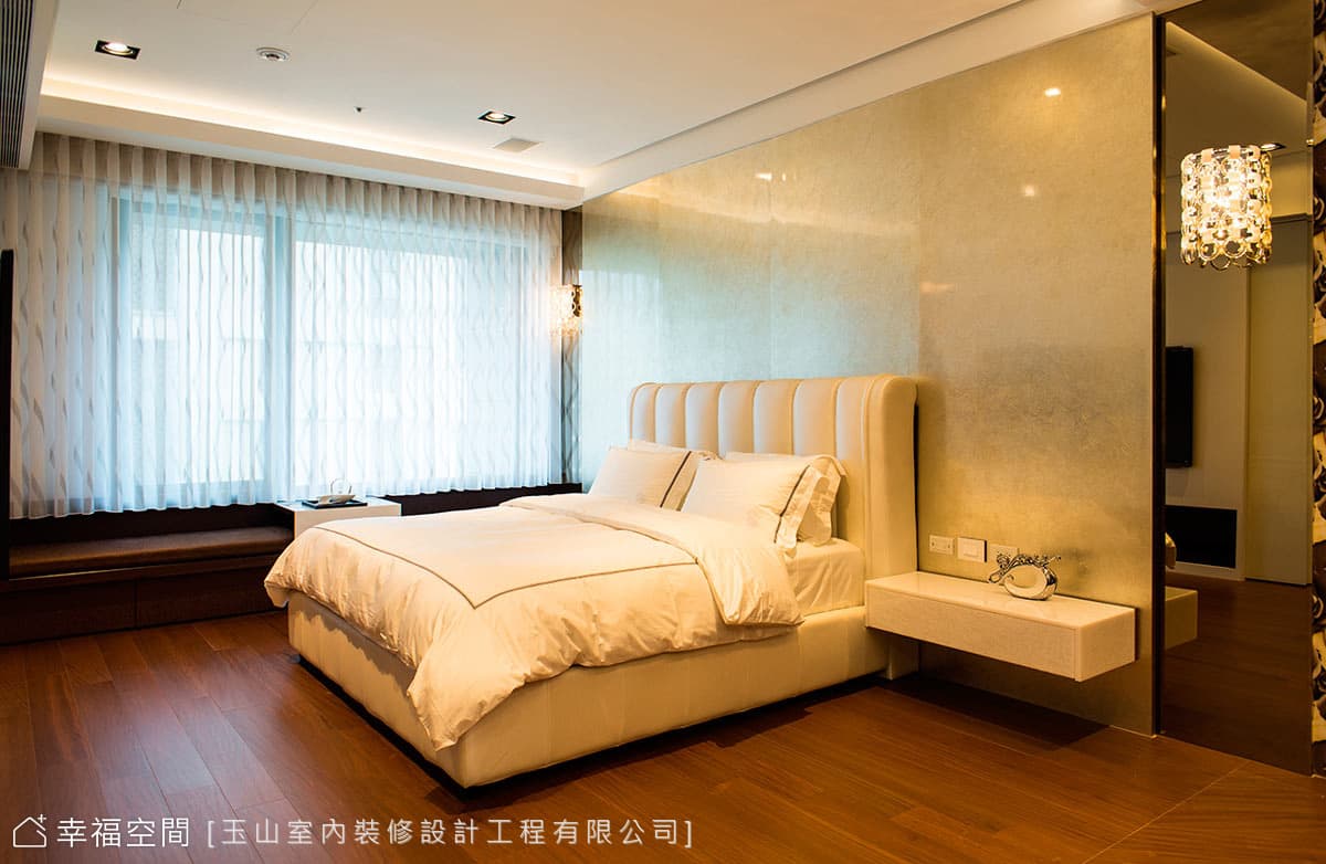 主臥床頭