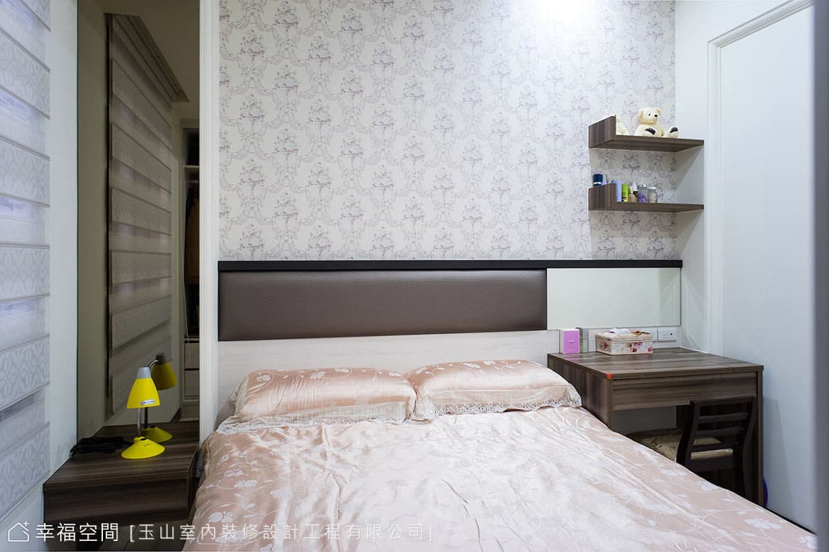 臥房床頭
