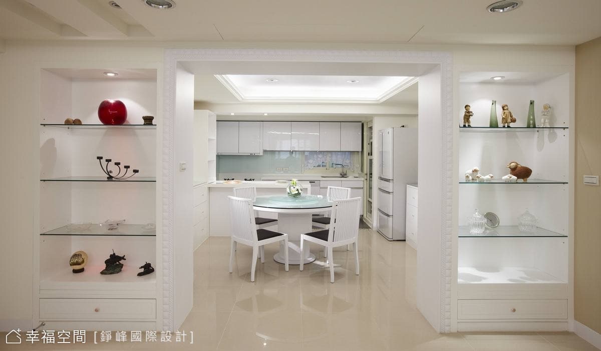 客廳望向餐廳