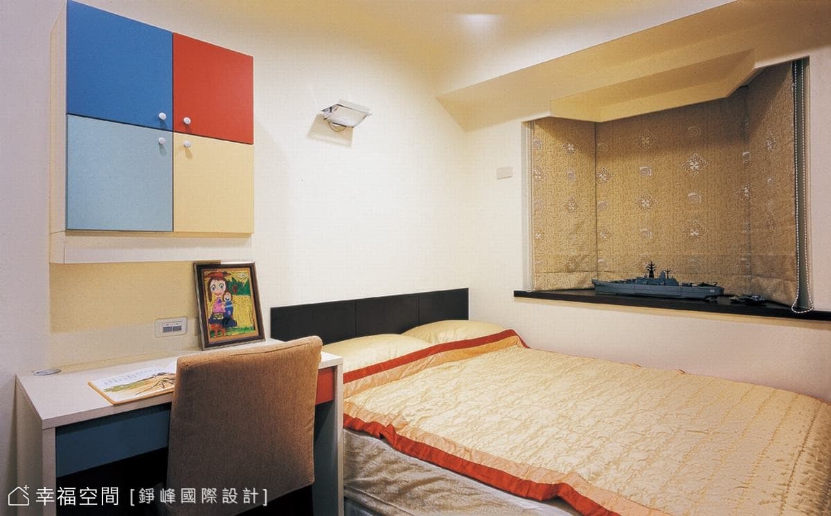 小孩房床頭