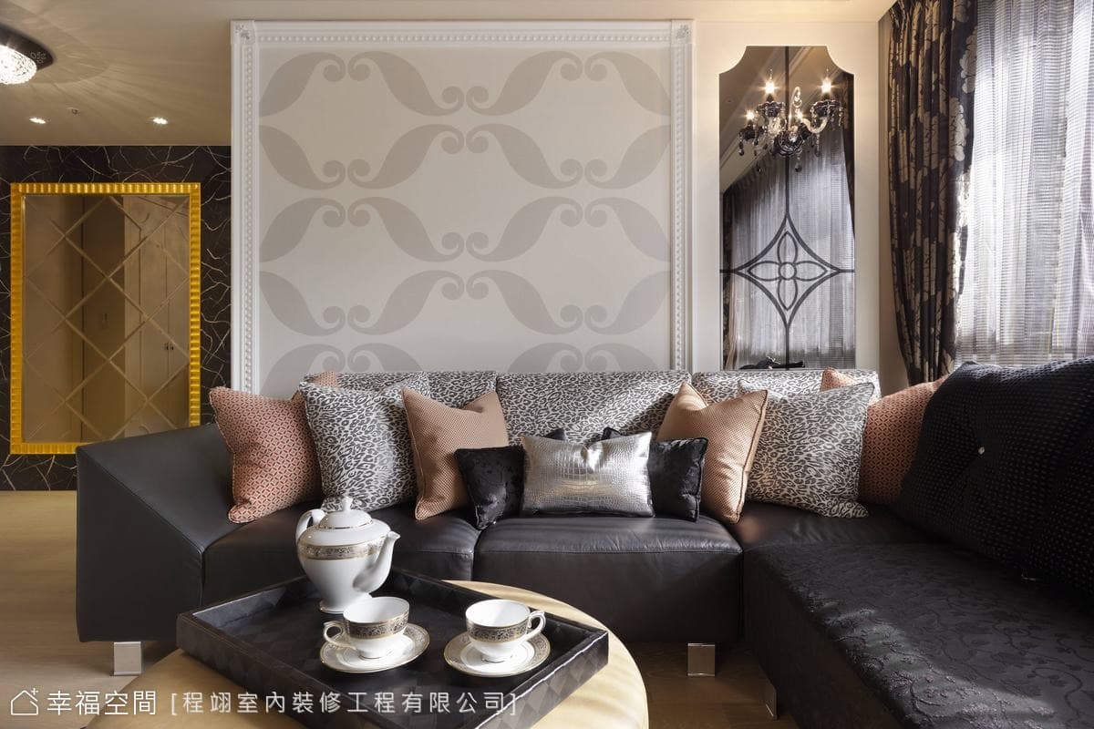 沙發背牆
