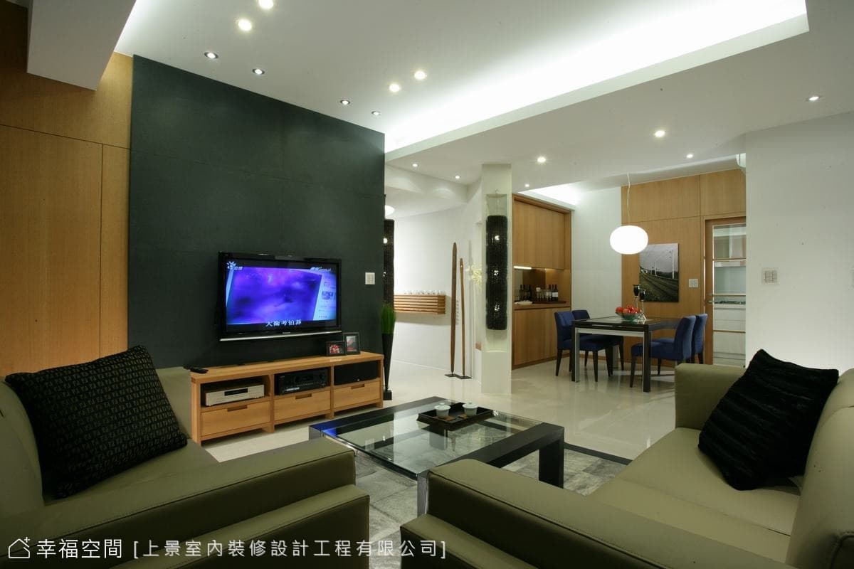 客廳望向餐廳