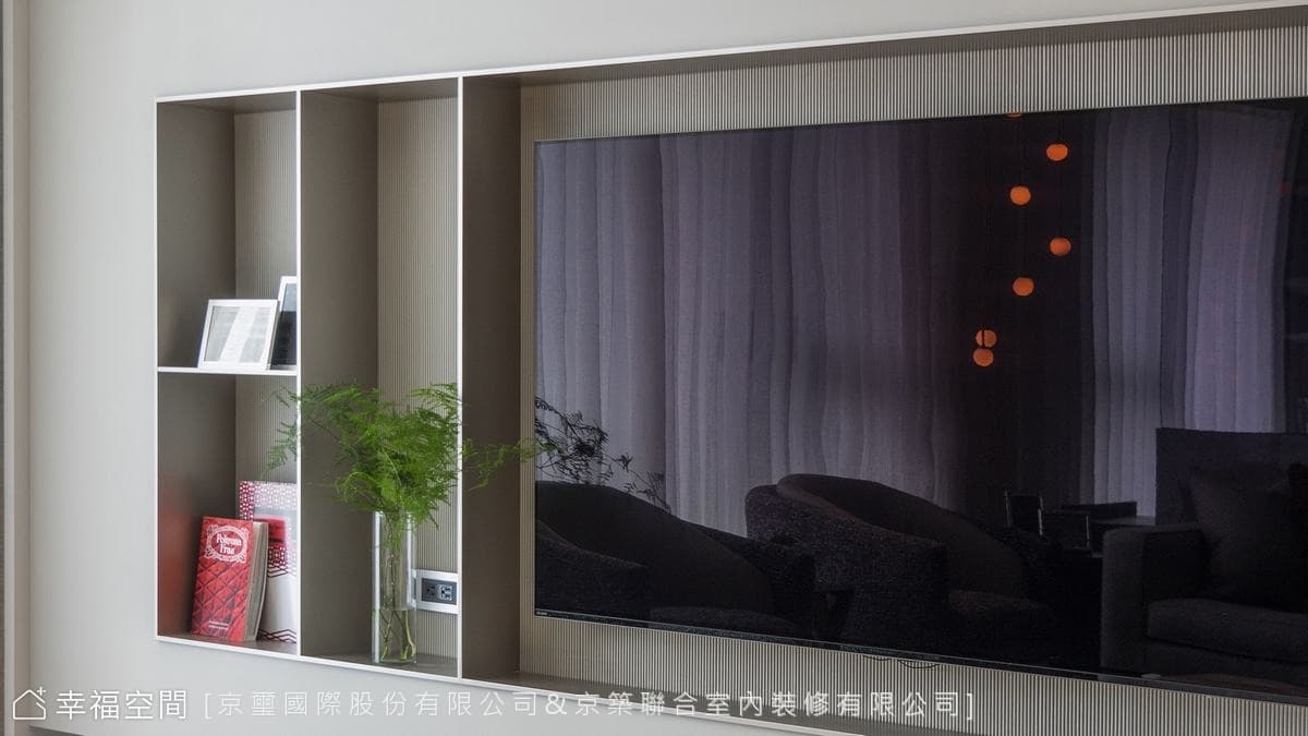 金屬框勾勒細膩