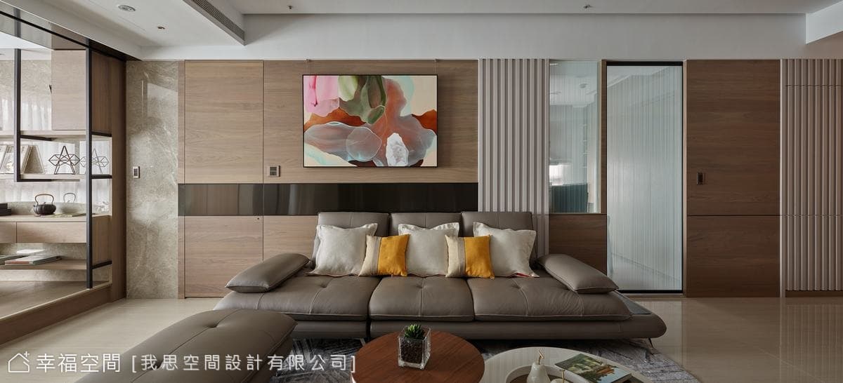 沙發背牆