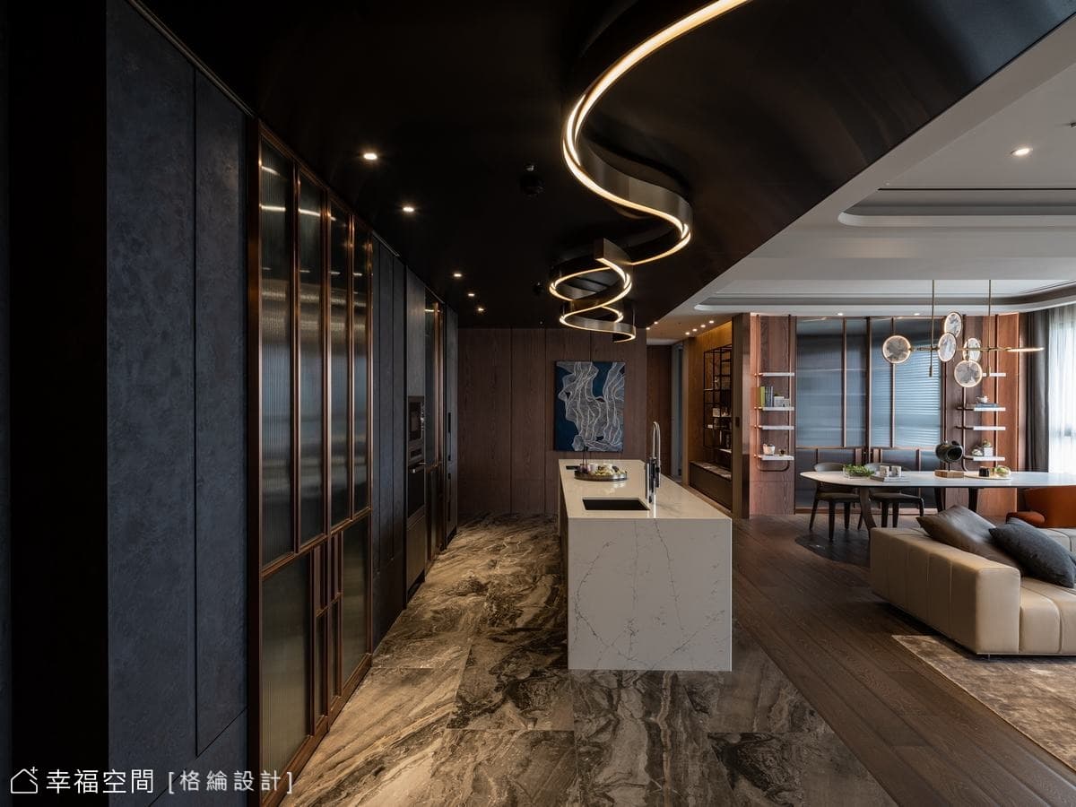 流線燈飾串聯空間軸線