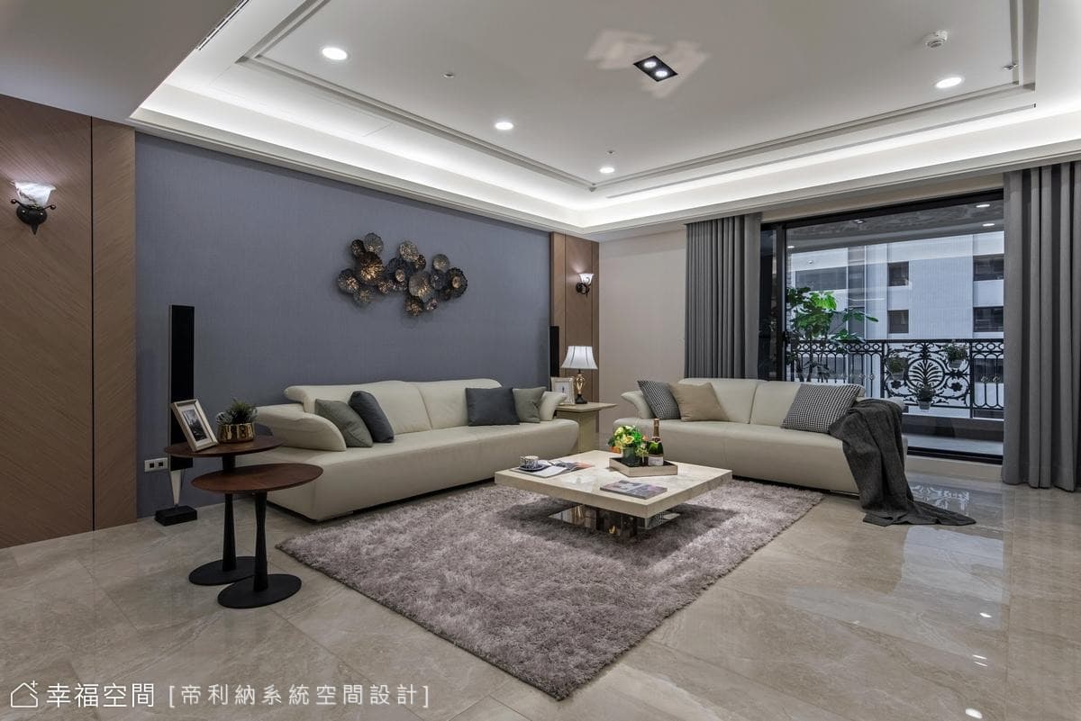 沙發背牆