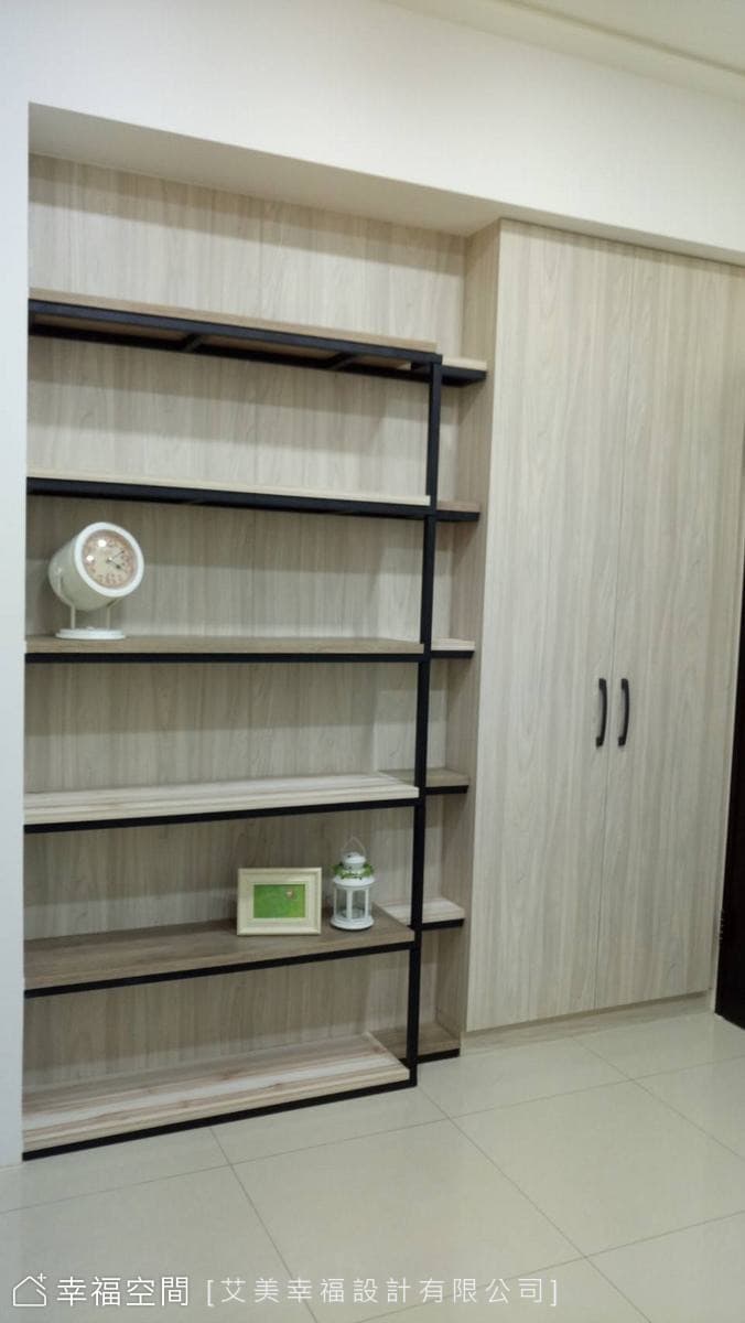 鐵件與木作的展示書櫃