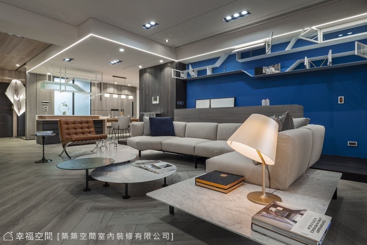 沙發背牆