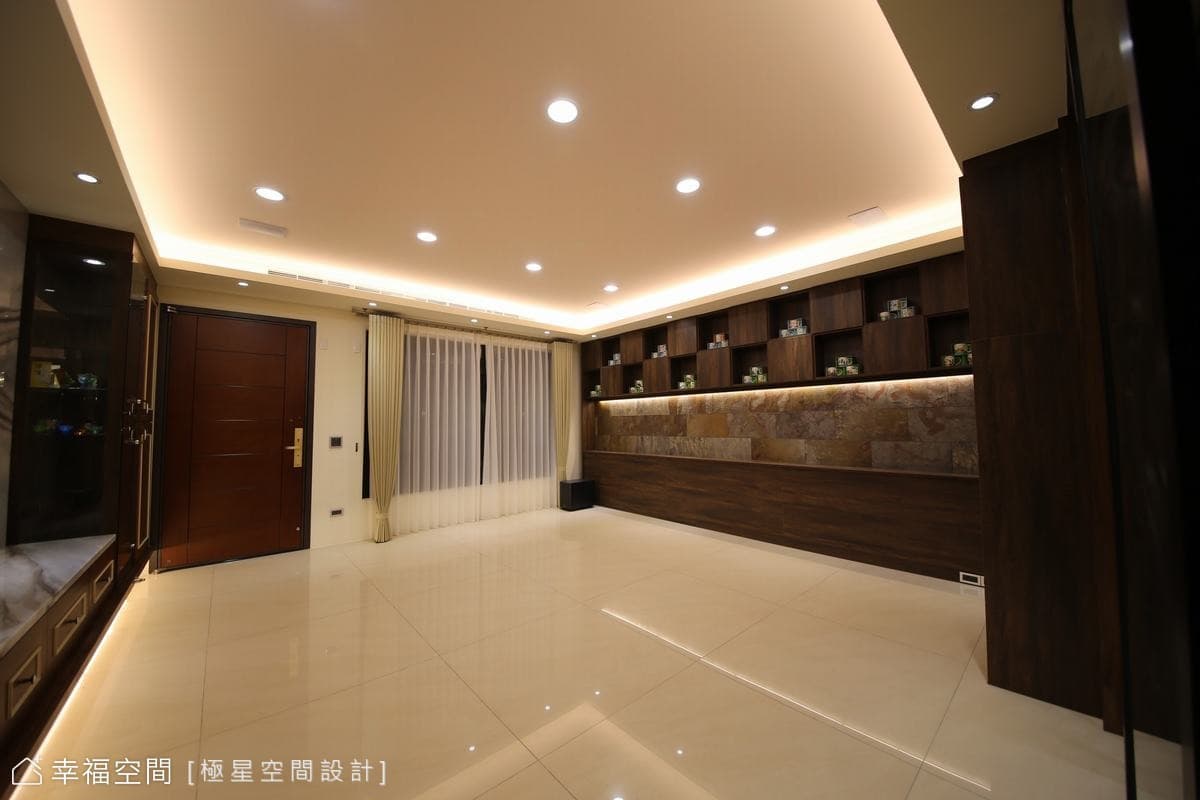 沙發背牆