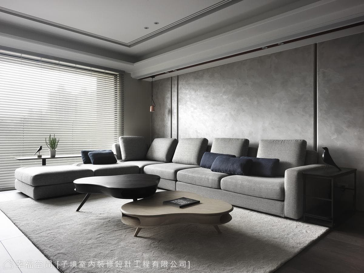沙發背牆