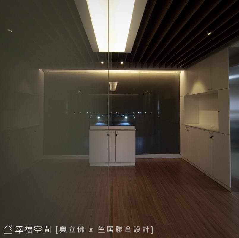 玄關望向廊道