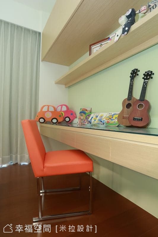 小孩房內書桌